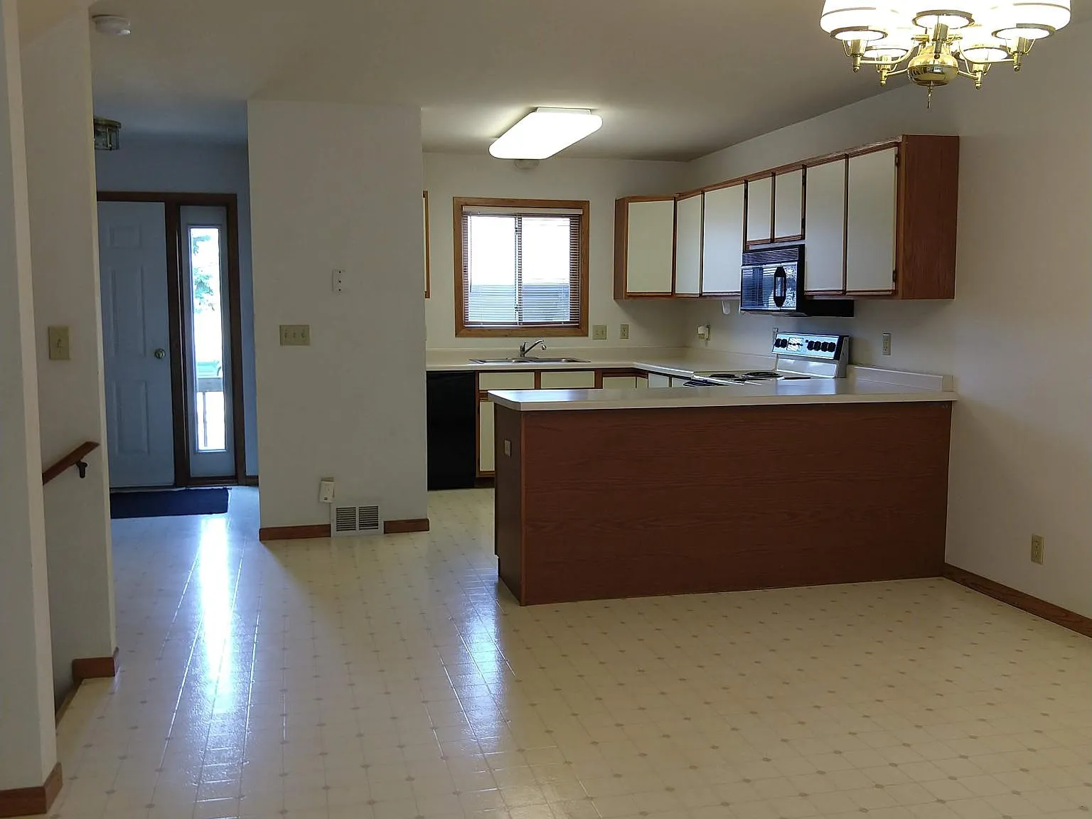 2 bed, 1.5 bath, 1600 sqft, $1,100 — Photo 2