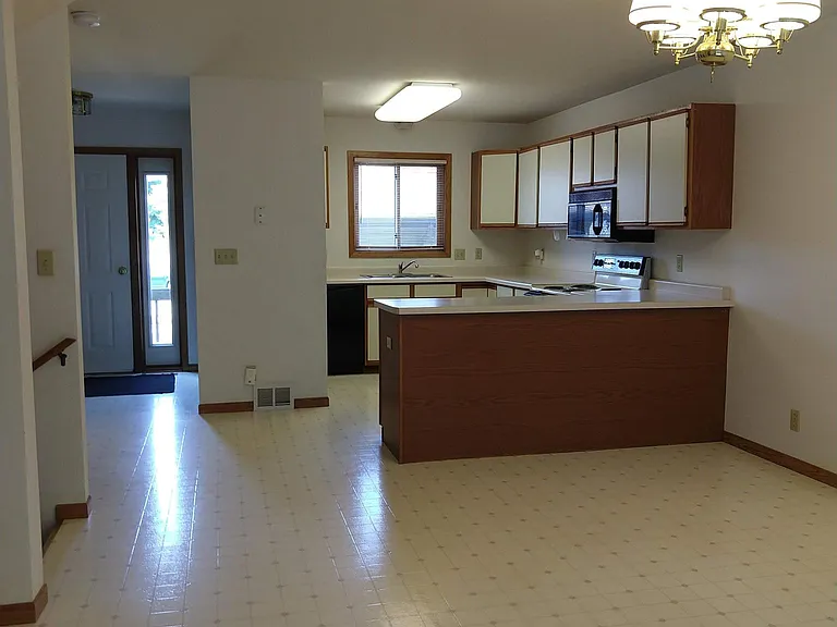 2745 Morningside Dr — Photo 2