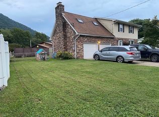 180 Carmen Dr, Mount Carbon, WV 25139