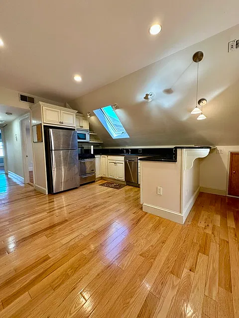 2 bed, 900 sqft, $2,800 — Photo 1