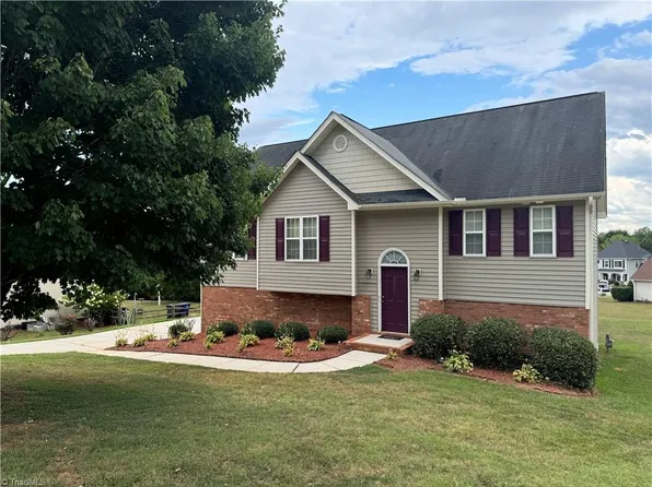 4211 Salem Landing Ct, Winston Salem, NC 27101