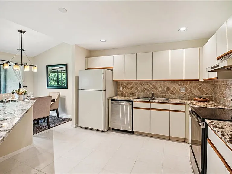 5750 Coach House Cir #G — Photo 3