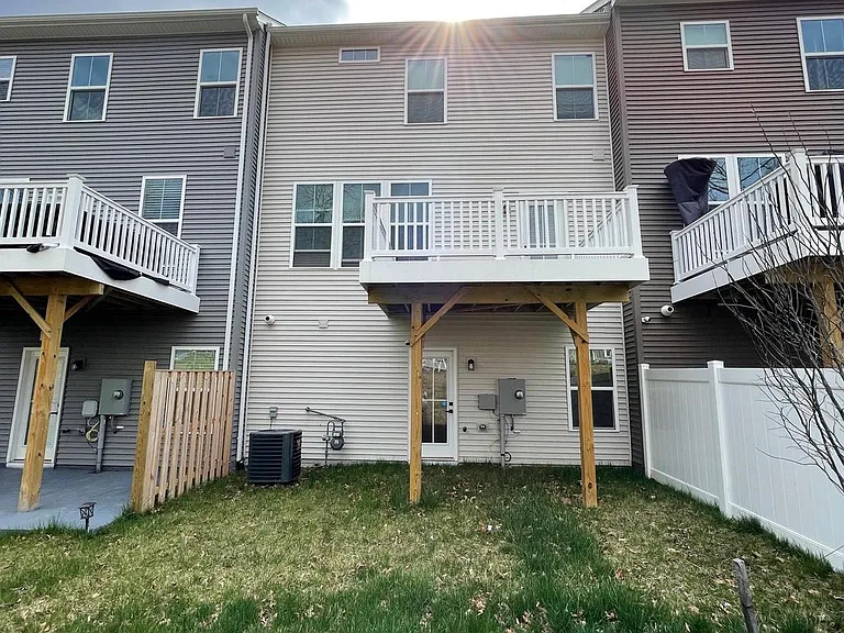 7821 Cove Point Dr — Photo 48