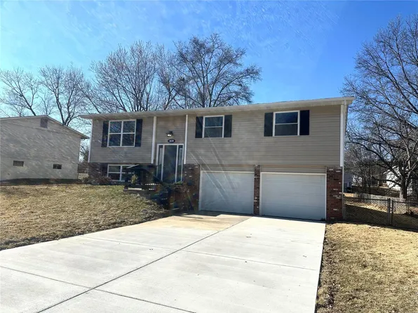 1039 Arlington Dr, Saint Charles, MO 63303