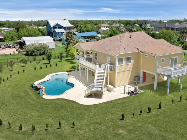 1004 8th St, San Leon, TX 77539