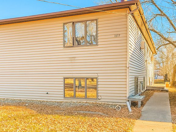 2nd image of 1019 College St N