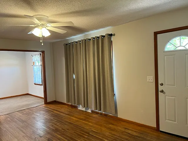 3 bed, 995 sqft, $1,200 — Photo 2