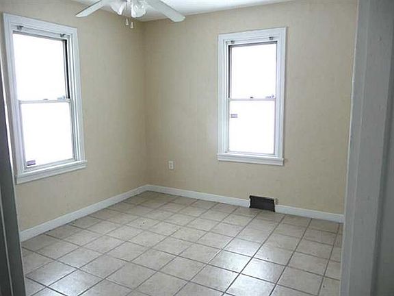 5th image of 1002 Preston Dr