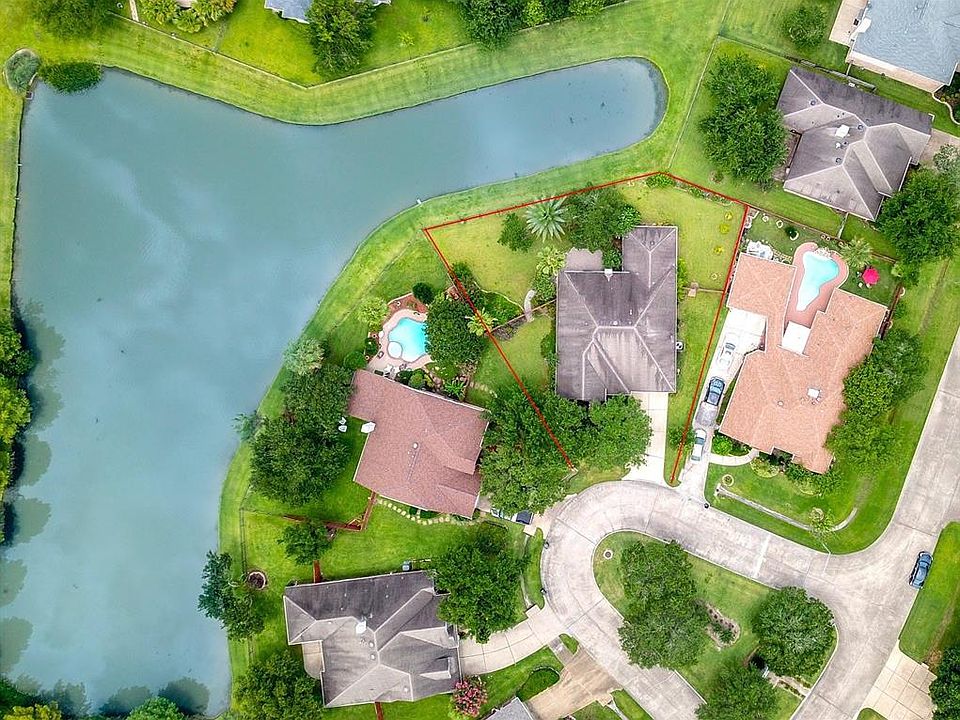 What a dazzling look.... 34 Crestview Trail from above! Outlined in RED. Huge Yard attached to this Culdesac Home! Incredible Floor Plan - Private Master plus 3 other Bedrooms and Both Formals and 3 FULL Bathrooms! Such a quiet neighborhood with Gate
