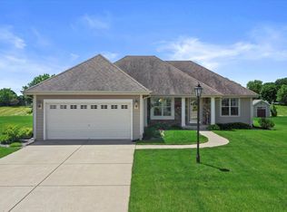 2765 Oakmont Dr, East Troy, WI 53120