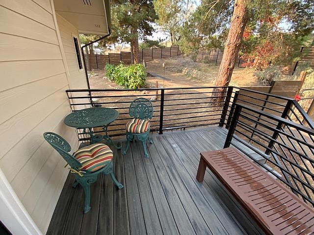 Apartment - Outdoor deck area