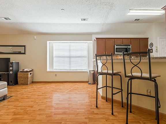 5th image of 806 Palomino Dr
