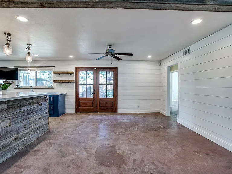 8503 Manhattan Dr — Photo 17