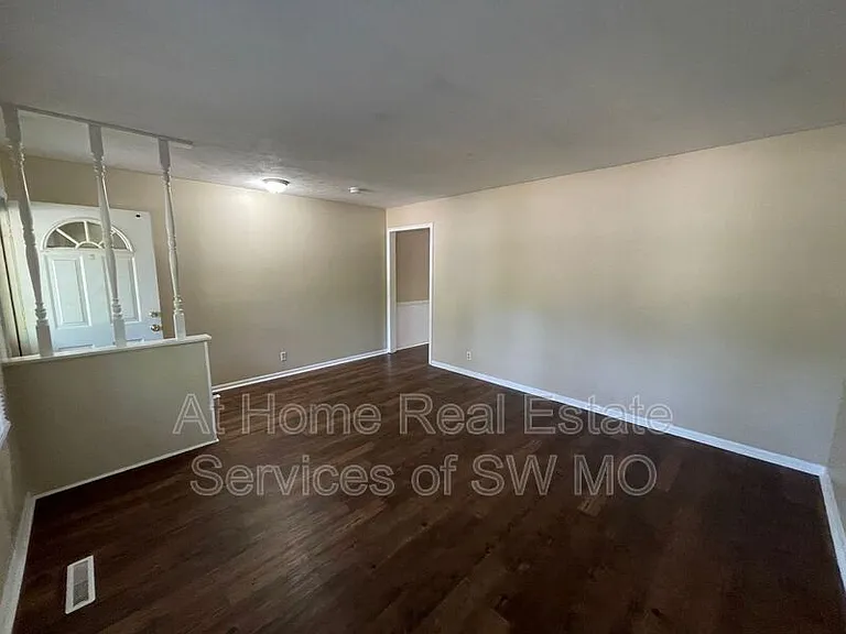 331 E Wayland St — Photo 3