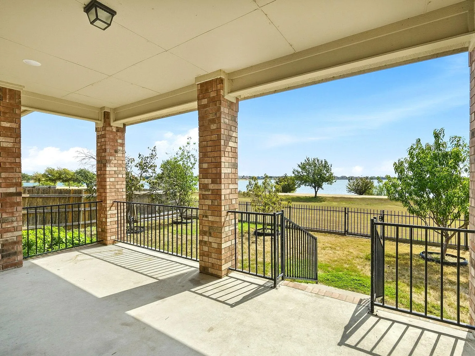 4 bed, 2.5 bath, 2825 sqft, $2,950 — Photo 3