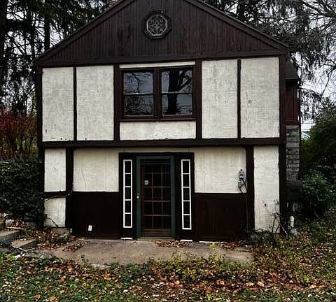 5th image of 4514 Burkhardt Ave