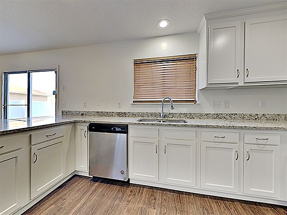 5th image of 225 Cezanne Cir