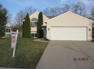 1438 Amberly Dr SE, Grand Rapids, MI 49508