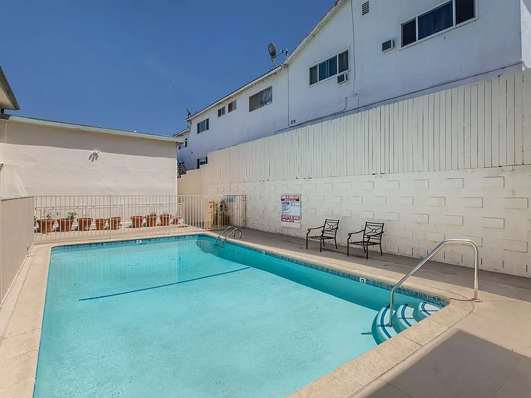 2621 Centinela Ave #14 — Photo 9