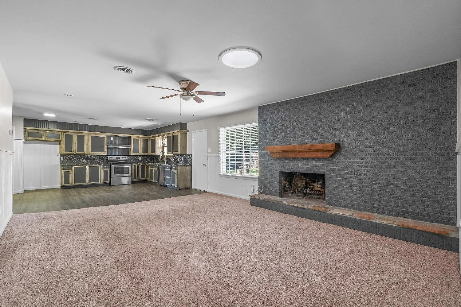 4 bed, 2073 sqft, $2,200 — Photo 2