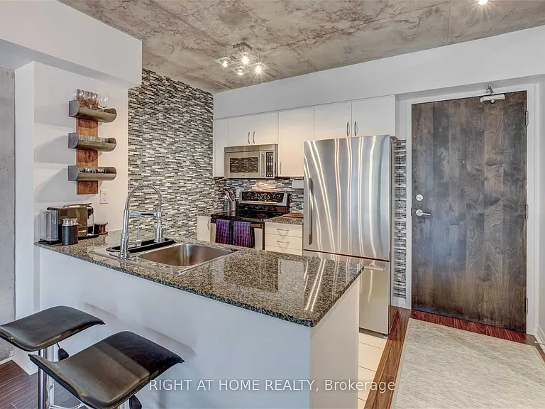 22 Wellesley St E #502 — Photo 11