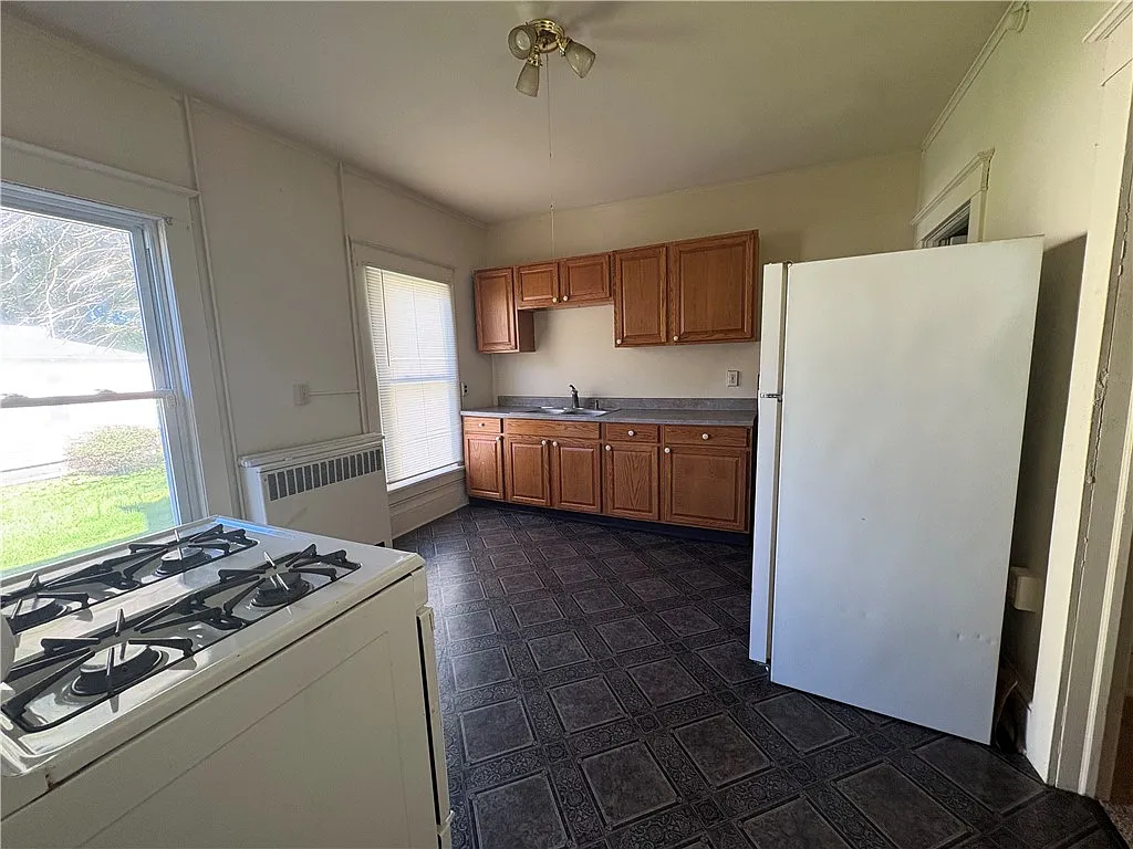 1 bed, 1.0 bath, 5760 sqft, $1,050 — Photo 3