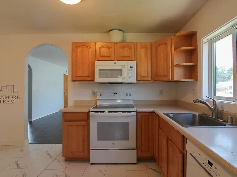 402 Abbot St — Photo 8