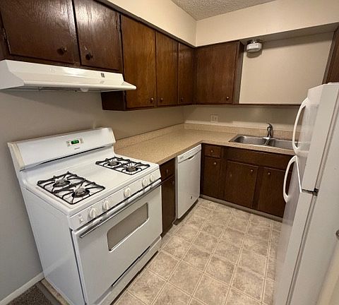 5th image of 2616 S 70th St #43