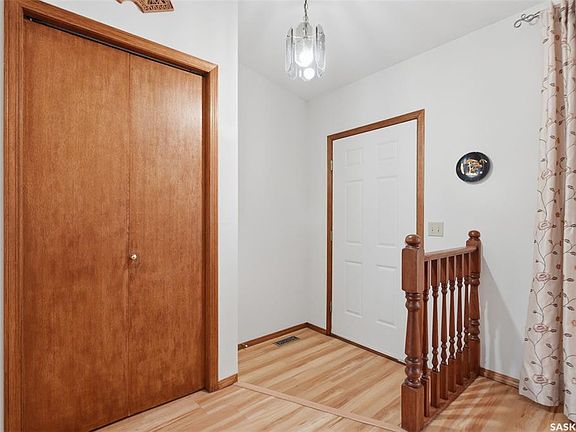 3rd image of 427 Bronson CRESCENT