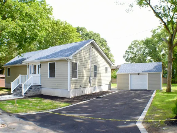 404 Clover Place, Holbrook, NY 11741