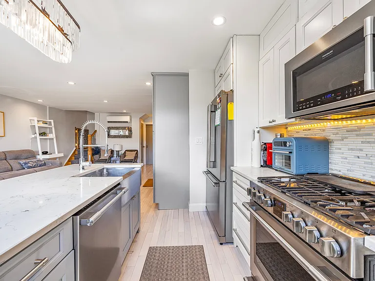 22-14 43rd St #TOPFLOOR — Photo 3