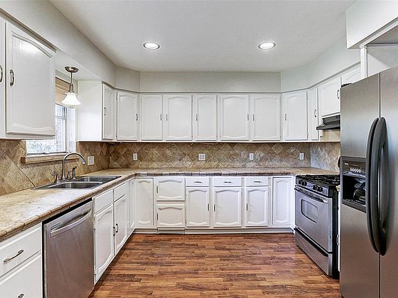 5th image of 1931 Woodvine Dr
