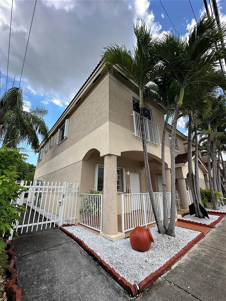 Building Photo - 425 E 3rd Ave #6