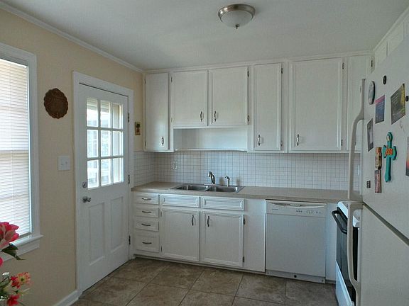 4th image of 2715 Martha Dr