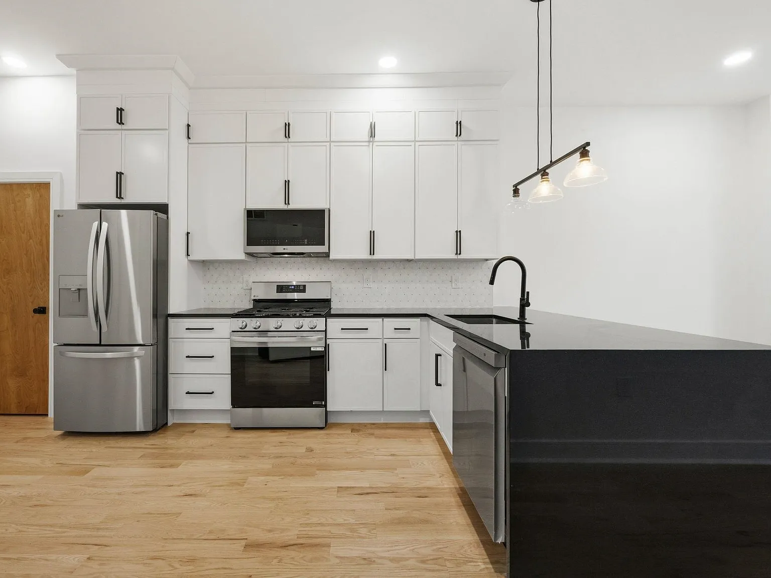 2 bed, 2.0 bath, $5,250 — Photo 1