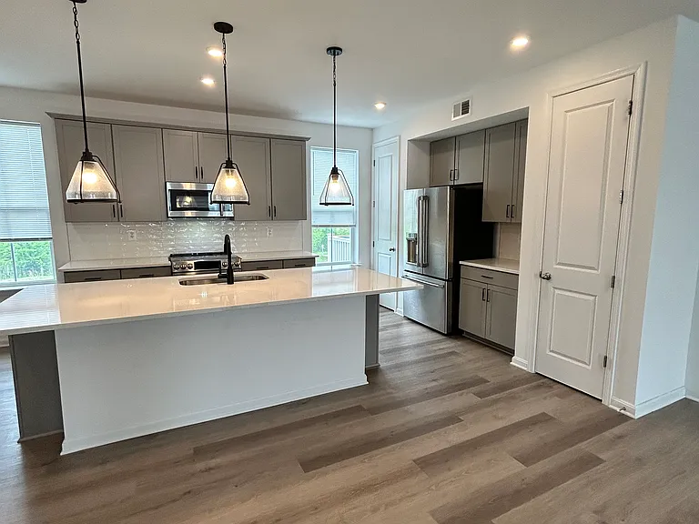 320 Andrew Ct — Photo 9