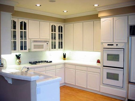 Gourmet kitchen with built-in refrig