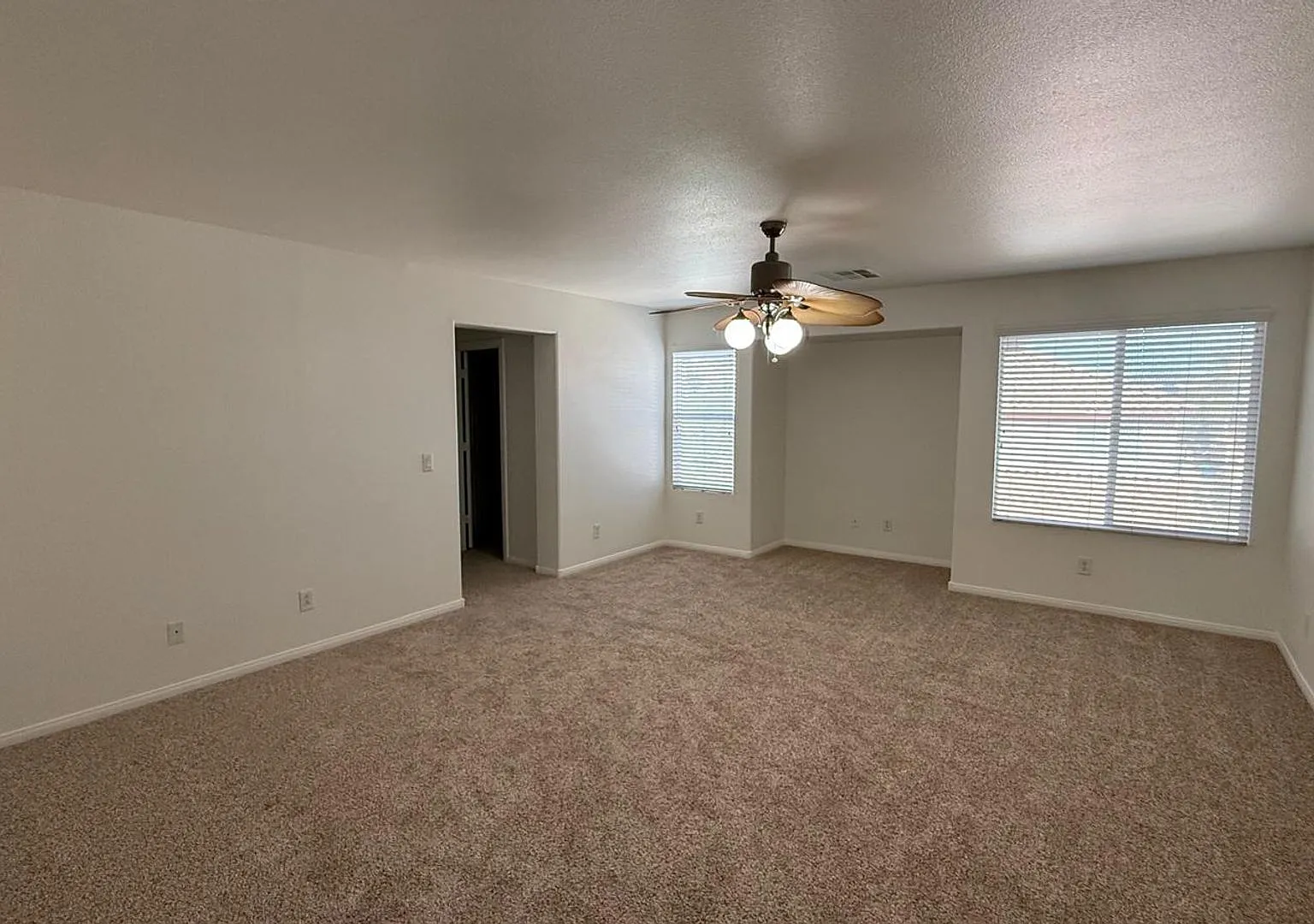 New flooring and freshly painted 4 bedroom home — Photo 4