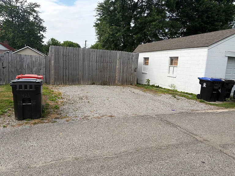423 E Brandeis Ave — Photo 16