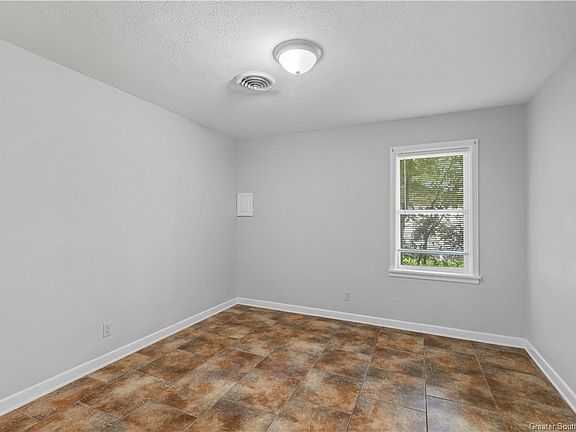 5th image of 108 Petite St
