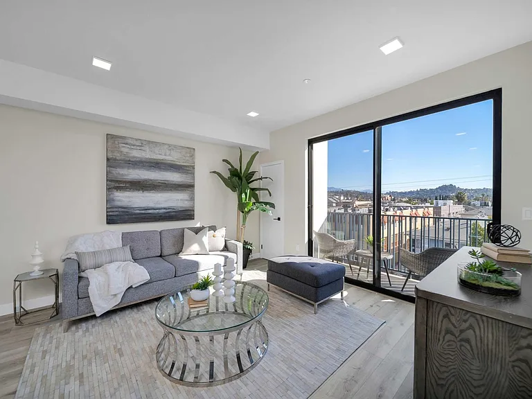 1111 N Kenmore Ave #401 — Photo 5