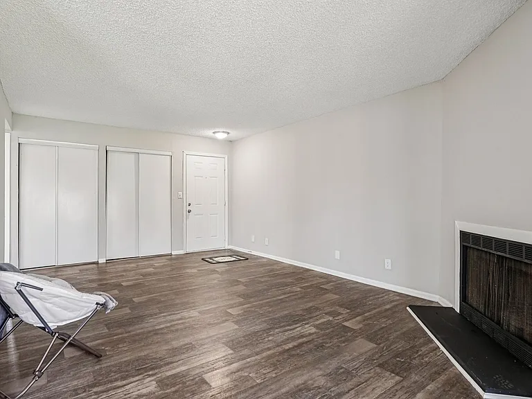 Las Palmas Apartments — Photo 29