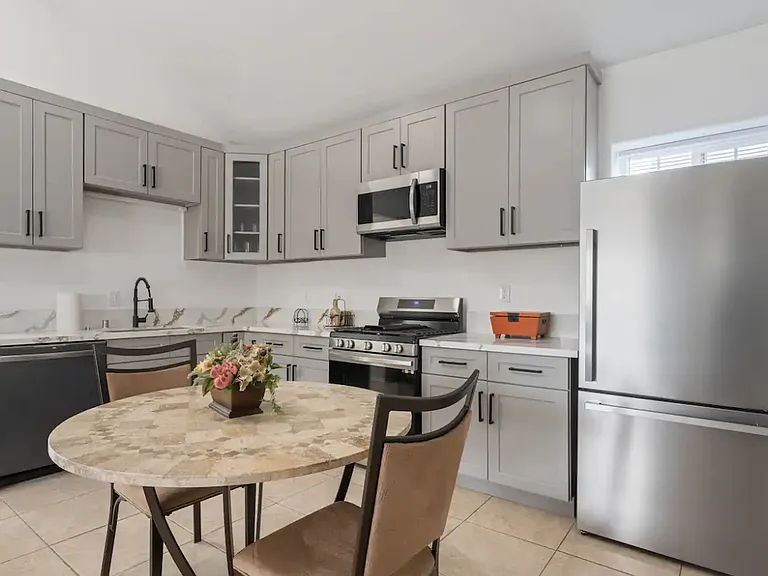20641 Wyandotte St #1 — Photo 4