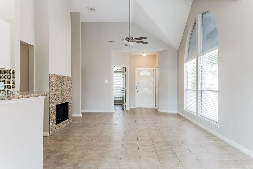 3 bed, 2.0 bath, 1403 sqft, $2,140 — Photo 3