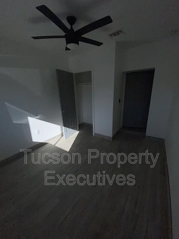 Building Photo - 1421 E Drachman St #D