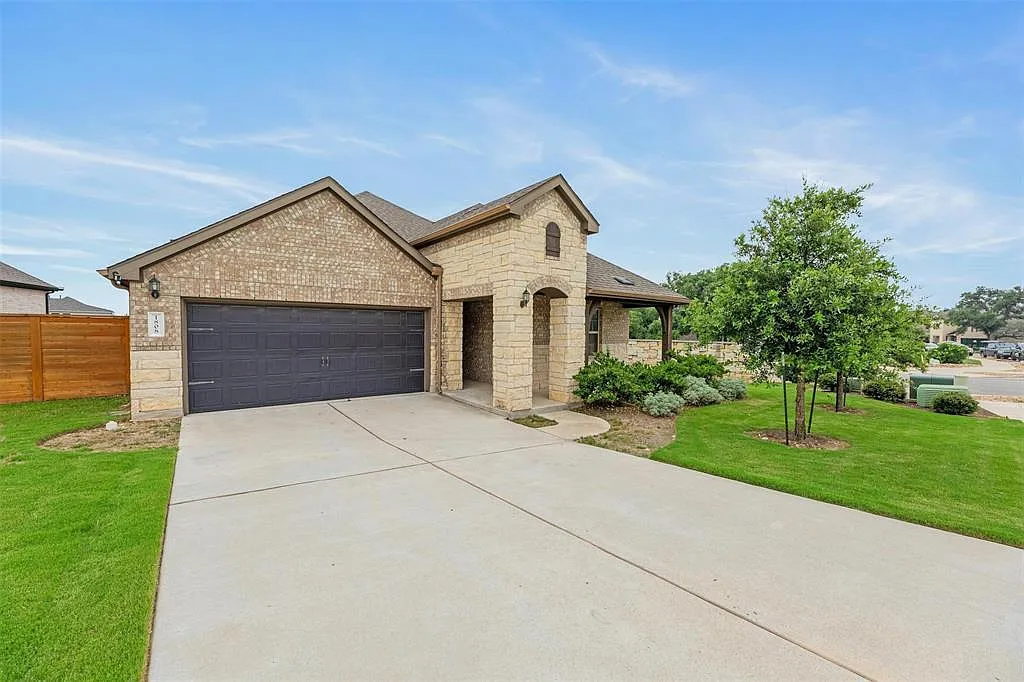 4 bed, 2.0 bath, 1988 sqft, $2,350 — Photo 2