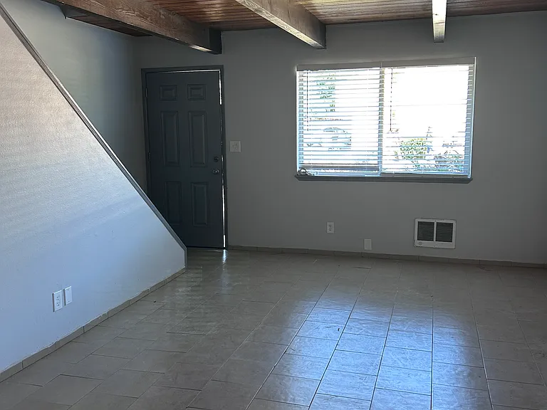 950 NW Hobart Ave — Photo 2