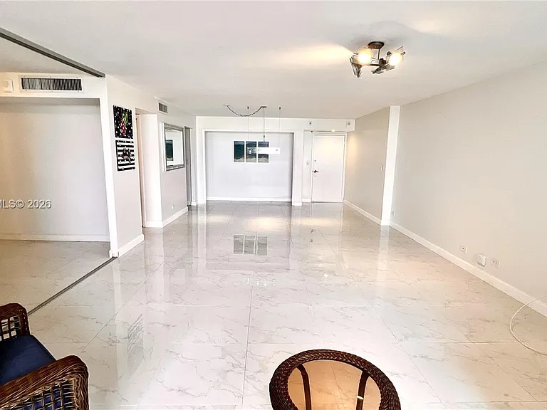 6039 Collins Ave #520 — Photo 4