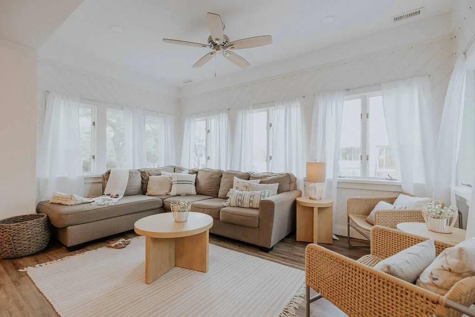 3 bed, 2.0 bath, 1097 sqft, $7,326 — Photo 1