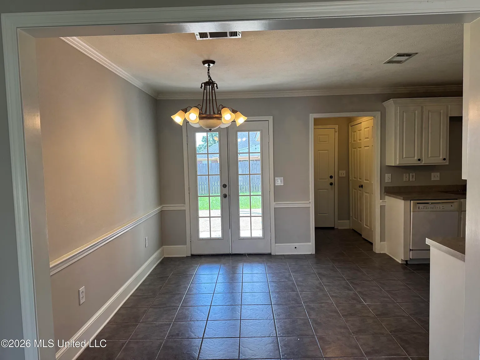 3 bed, 2.0 bath, 1429 sqft, $2,095 — Photo 3